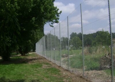 Pose de clôture pour parcours de santé.