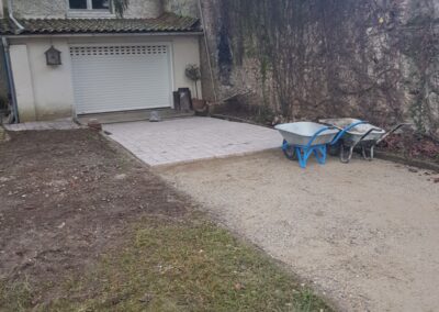 Chemin d'accès carrossable en pavés.