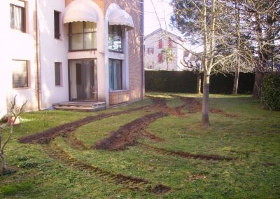 Reprise d'un gazon avant: dégât causé par une nacelle