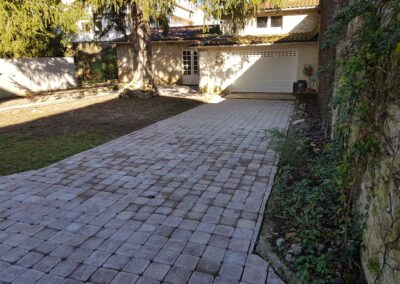 Chemin d'accès carrossable en pavés.