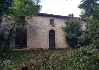 Débroussaillage autour d'une maison: après.