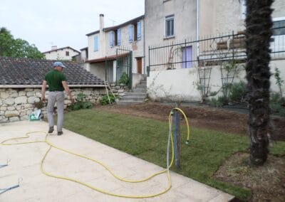 Pose de gazon en plaques